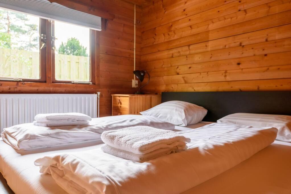 Spacious Wooden Cottage With Infra-Red Sauna At Veluwe Putten Exterior foto