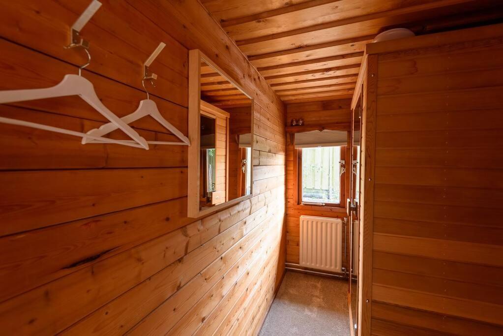 Spacious Wooden Cottage With Infra-Red Sauna At Veluwe Putten Exterior foto